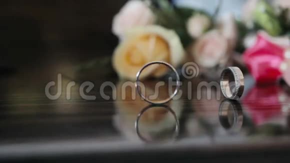 结婚戒指在滚动视频的预览图