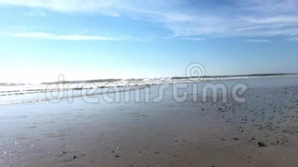 波浪到达海滩岸边视频的预览图