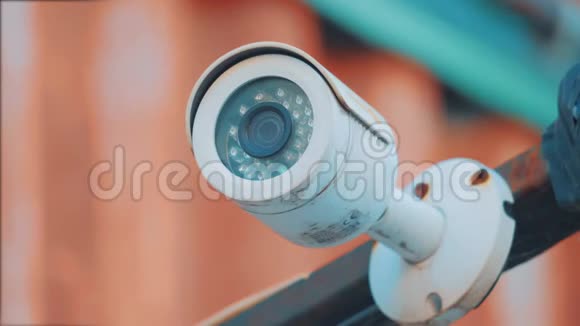 室外监控摄像头挂在外面安全摄像头和城市视频监控防止盗窃视频的预览图