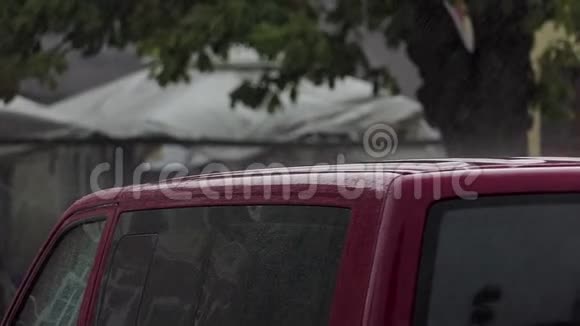 大雨缓慢地落在现代汽车的红色屋顶上视频的预览图