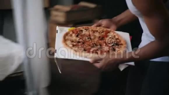 穿睡衣的非洲男人给饥饿的白种人女人带来披萨多种族夫妇穿着睡衣闻着快餐视频的预览图