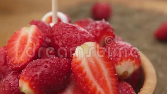 碗里的草莓和奶油一起倒入视频的预览图