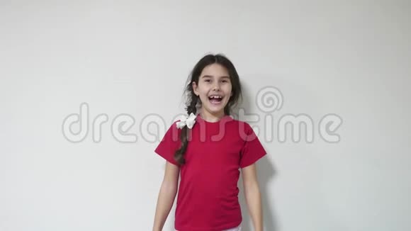 女孩在白色背景下体验快乐的情绪视频的预览图