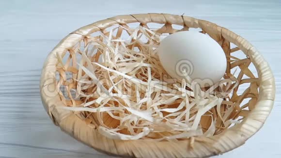 篮子里的蛋用稻草落下慢镜头视频的预览图