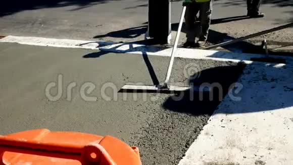 工人在新的人行道上完成并抹平混凝土表面视频的预览图