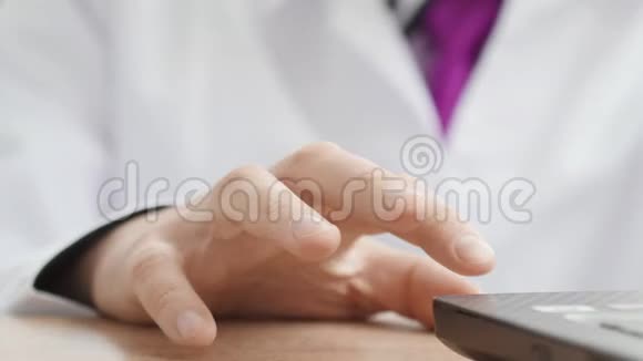 医生用手指敲桌子视频的预览图