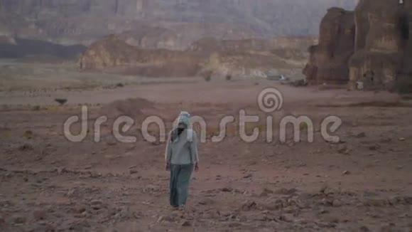 傍晚日落后年轻女子在沙漠中散步以色列蒂姆纳公园视频的预览图
