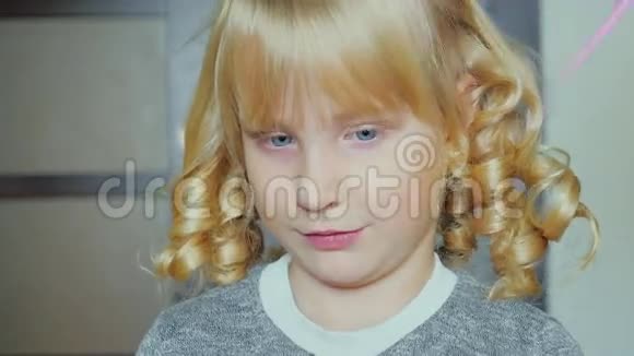 金发女孩5年来用卷发器吹发视频的预览图