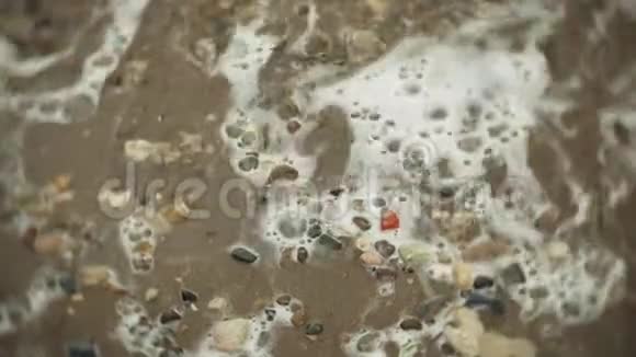 河的海浪落在石质沙岸上视频的预览图