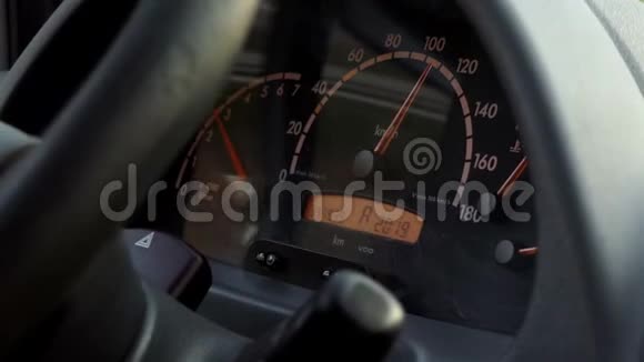 一辆汽车的方向盘和一个时速110公里的速度计视频的预览图