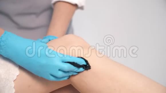 用黑糖糊糊把腿糖糖年轻女子在水疗中心视频的预览图