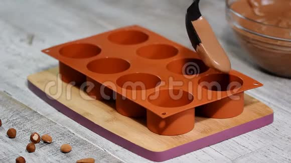 女性用巧克力慕斯填充硅胶模具做法式甜点视频的预览图