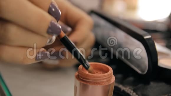 化妆师的手职场化妆师视频的预览图