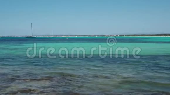 科洛尼亚圣约尔迪塞斯萨利恩斯马洛卡西班牙迷人的Estanys海滩和海边的迷人景观视频的预览图