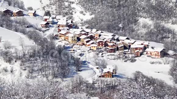 无缝环路雪落在圣马丁德贝尔维尔村阿尔卑斯山法国视频高清视频的预览图