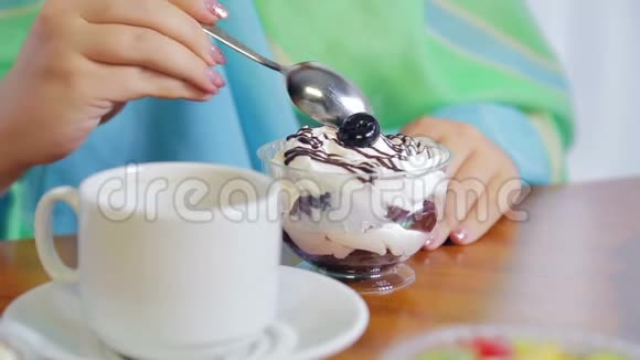 咖啡馆里的女人吃蛋糕喝茶视频的预览图