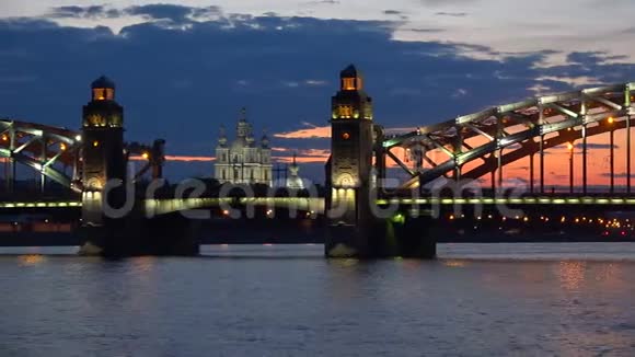布尔什克辛斯基大桥和斯莫尔尼大教堂在夜晚全景的夏夜圣彼得堡视频的预览图