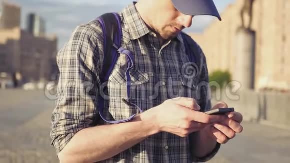 一个年轻人站在市中心在电话里写着一条短信4K3840x2160高清高清视频的预览图