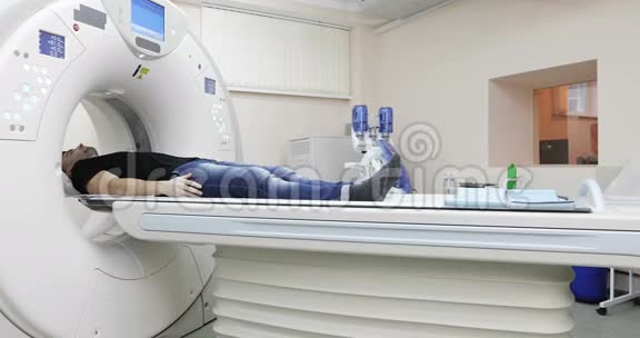 4K杨白种人男性被现代医院的磁共振成像扫描仪扫描视频的预览图