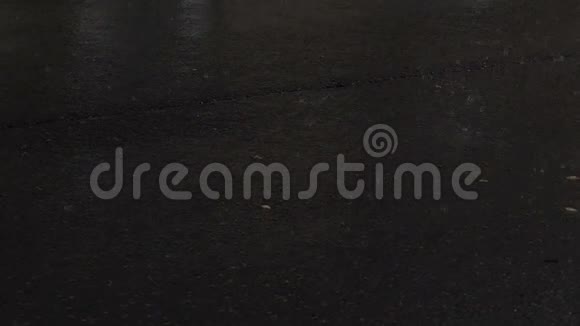 一条灰色的路面在波兰多雨的天气中缓慢运动视频的预览图