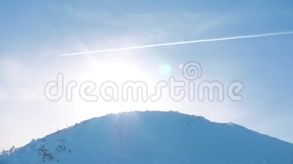 顶高风景冬雪季山被雪覆盖大风恶劣天气生活方式大自然视频的预览图