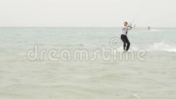 商人在热带海洋里骑风筝表演慢动作视频的预览图