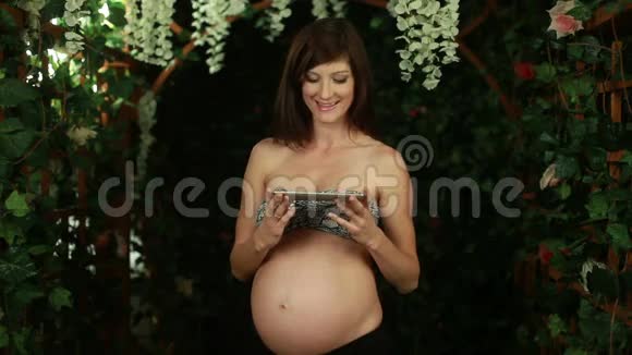 未来妈妈和宝宝的照片视频的预览图