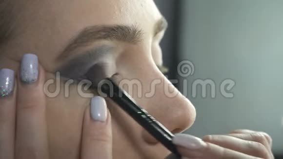 专业应用美容工作室的眼影视频的预览图