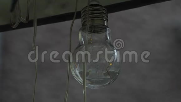 一盏老式的玻璃灯和一根竖着的管子挂在里面的帐篷里视频的预览图