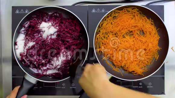厨师焦糖甜菜和胡萝卜的俯视图视频的预览图