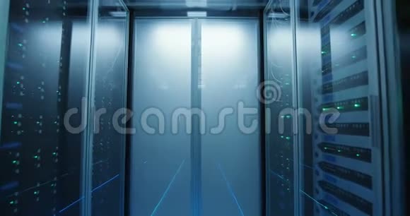 在现代数据中心的走廊上有一个很长的服务器架视频的预览图
