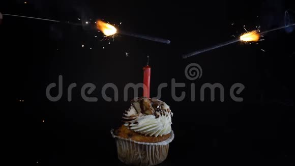 生日会盛宴庆祝理念一个黑蜡烛的纸杯蛋糕烟火燃烧着烟雾的火花视频的预览图