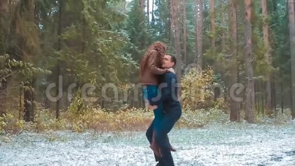 冬季森林中年轻夫妇的娱乐活动视频的预览图