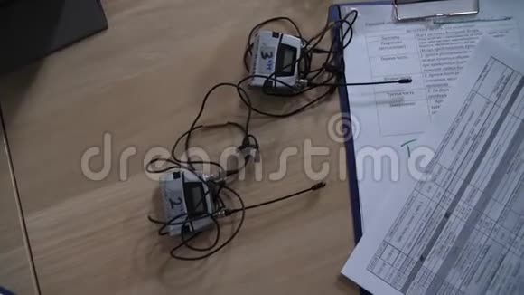 桌子上有两个无线麦克风发射器和两个无线麦克风接收器视频的预览图