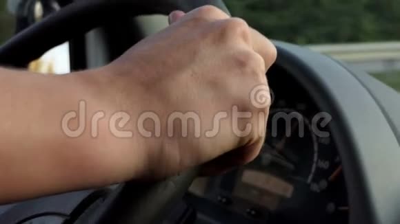 夏天一辆由男性手操纵的汽车的方向盘视频的预览图