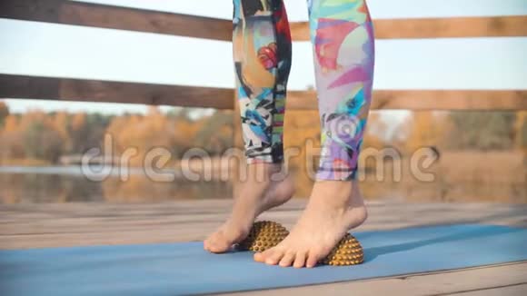 做脚部按摩的女人视频的预览图