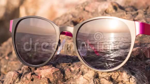 海滩上的太阳镜特写视频的预览图