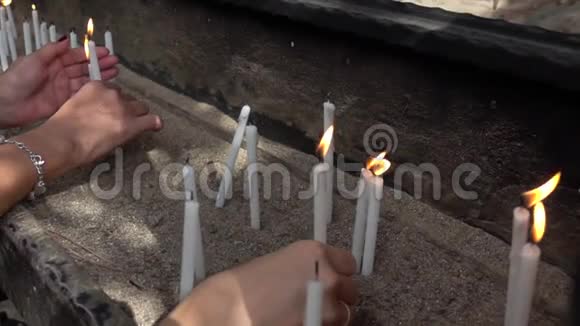 超慢动作蜡烛在教堂为工作而燃烧视频的预览图