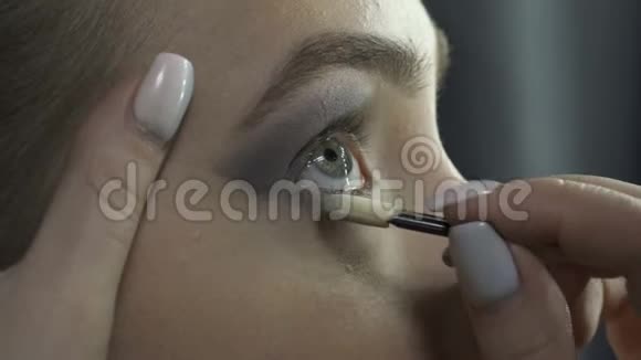 视觉师在美容工作室应用眼影视频的预览图