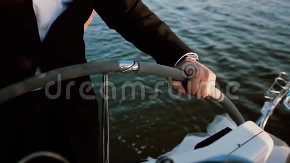 游艇上男性双手站在方向盘后面的特写镜头年轻的商人以最喜欢的爱好休息视频的预览图