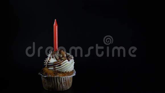 生日会盛宴庆祝理念一个黑蜡烛的纸杯蛋糕点燃蜡烛代表一个理想视频的预览图