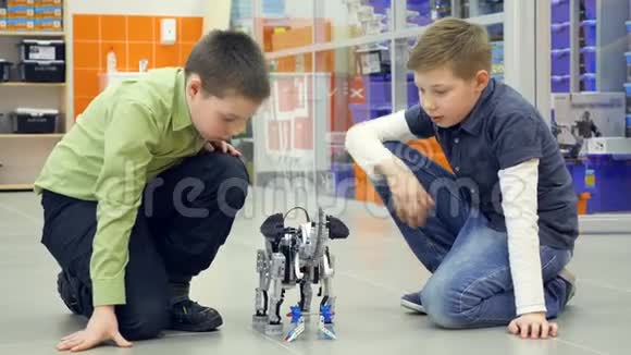 孩子们在学校机器人实验室测试机器人视频的预览图