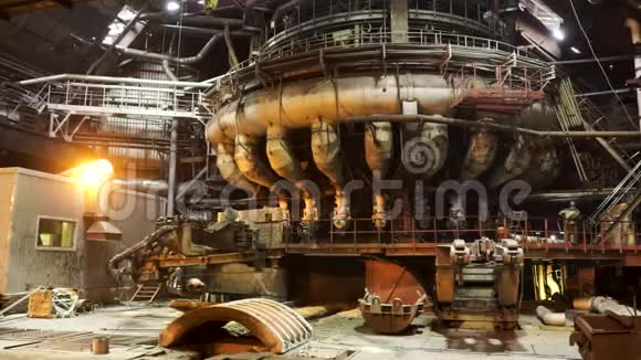 紧跟一个在电炉上生产钢铁重工业的概念库存录像熔化炉在视频的预览图