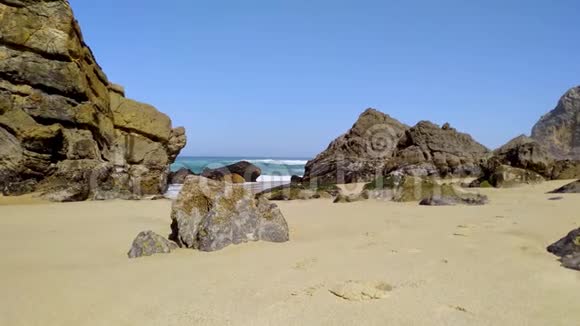葡萄牙西大西洋海滩上的石头和岩石视频的预览图