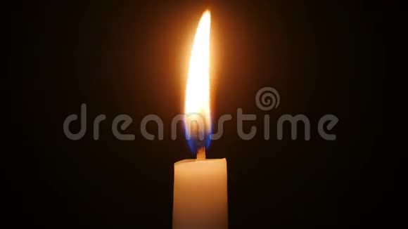一根白色蜡烛燃烧视频的预览图