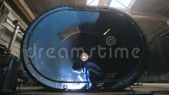 工人在工厂焊接钢体视频的预览图