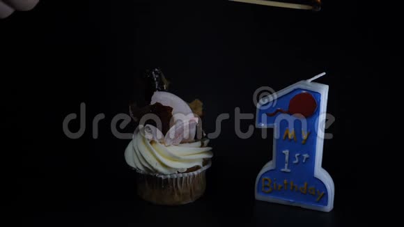 生日会盛宴庆祝理念一个蛋糕和一支黑色蜡烛一周年纪念日点燃蜡烛视频的预览图