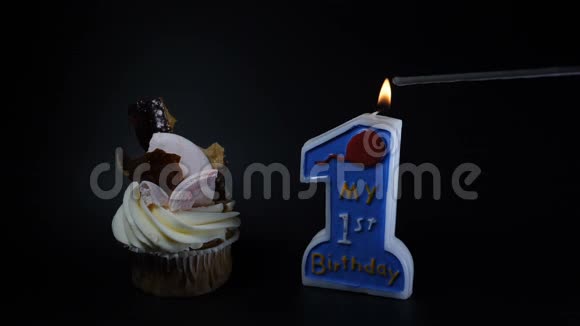 生日会盛宴庆祝理念一个纸杯蛋糕和一支燃烧的蜡烛一周年纪念日在燃烧视频的预览图