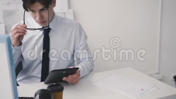 体贴的人在办公室里和电脑一起工作4K视频的预览图
