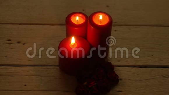 白色书桌上放着红烛灯和玫瑰视频的预览图